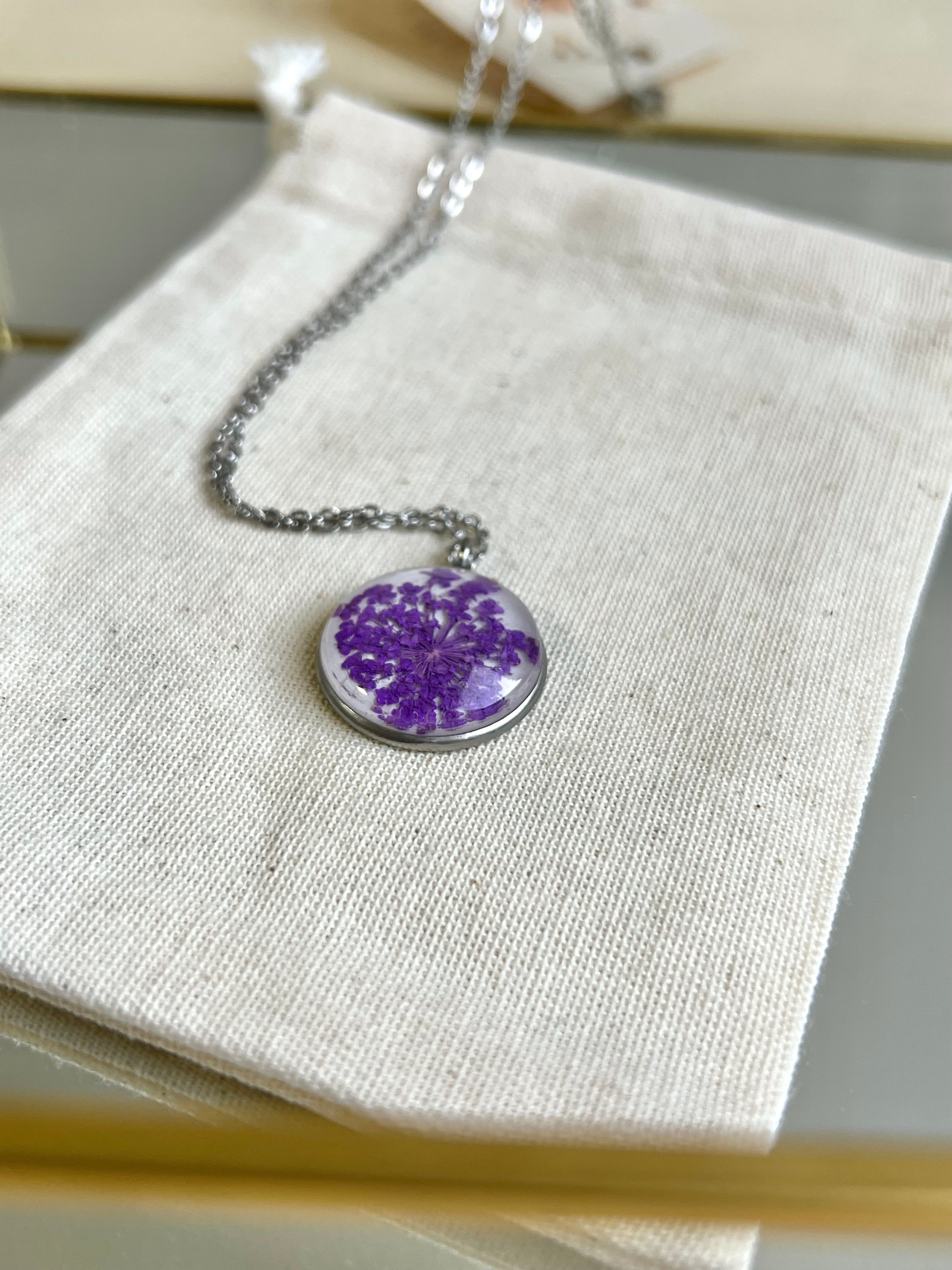 Colar Medalha Flor de Cenoura - BAZAR 380