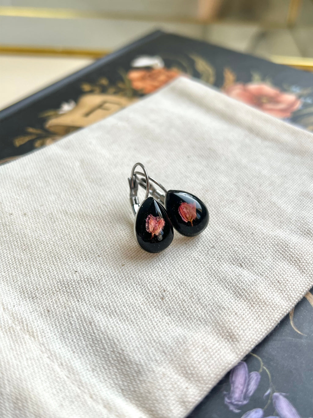 Brinco Jardim Amor Agarradinho Gota - BAZAR 413