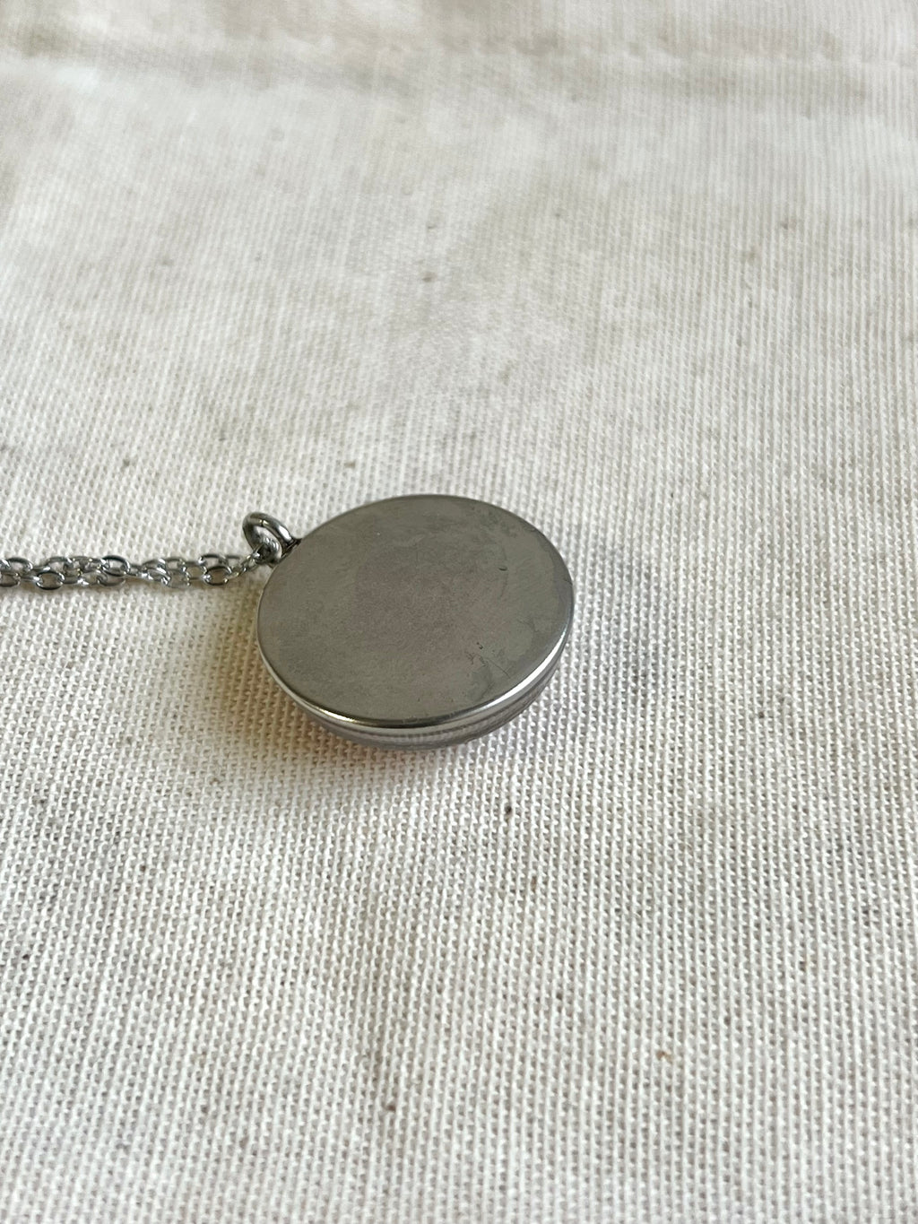Colar Medalha Flor de Cenoura - BAZAR 380