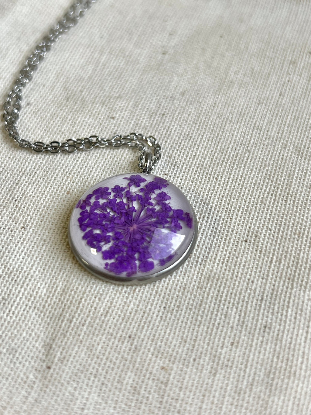 Colar Medalha Flor de Cenoura - BAZAR 380