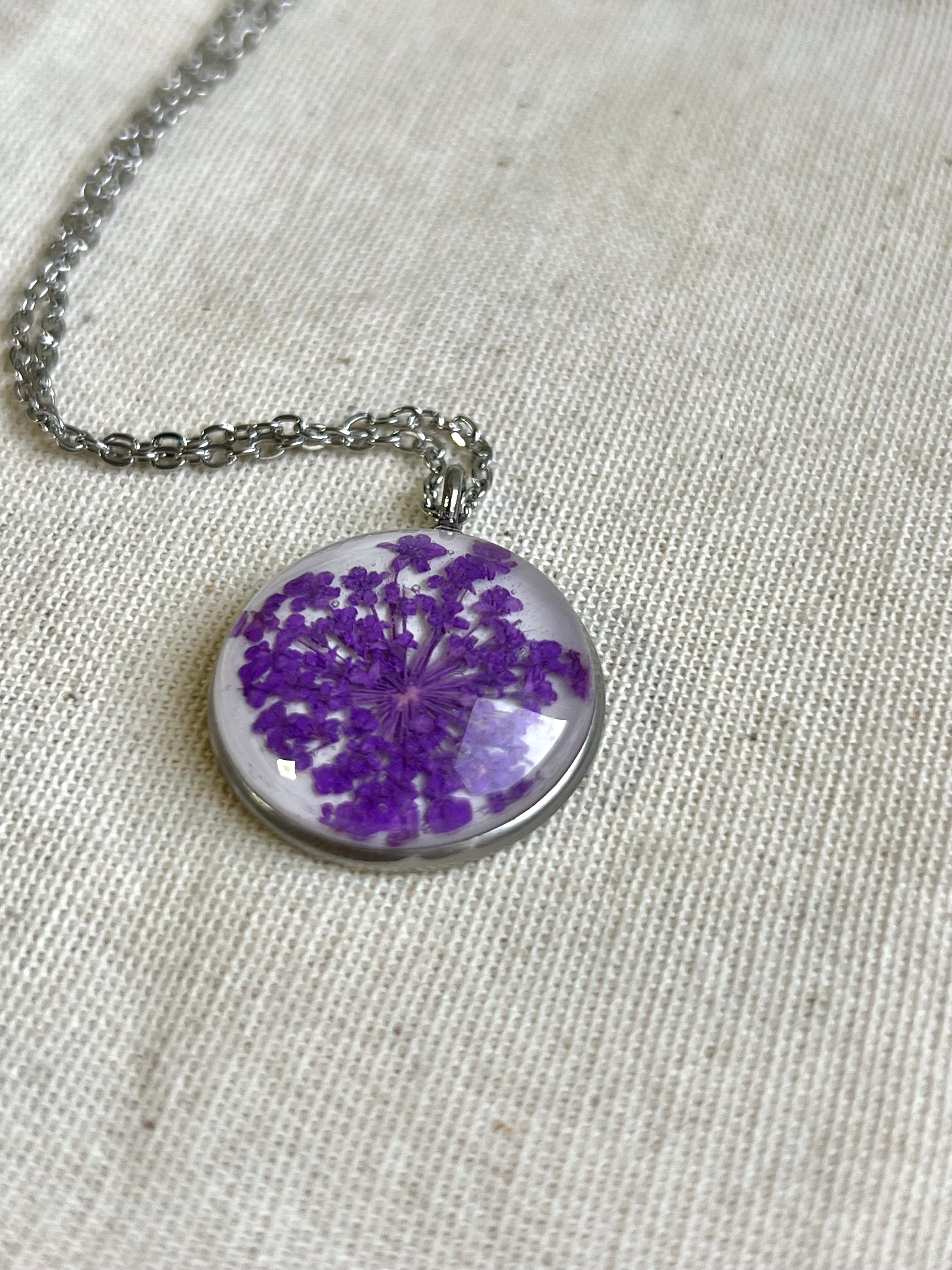 Colar Medalha Flor de Cenoura - BAZAR 380