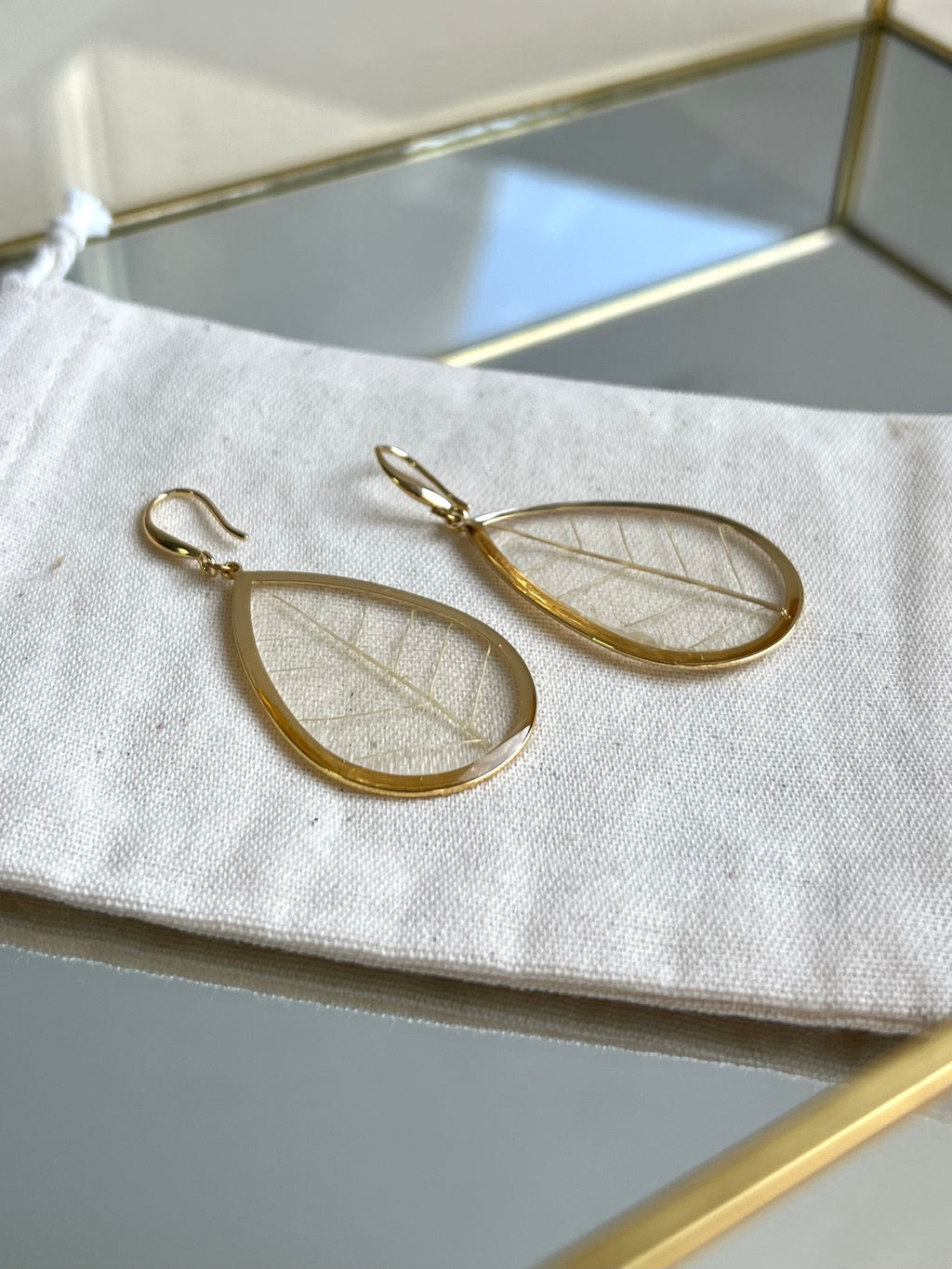 Brinco Equilíbrio Folha Dourado - BAZAR 360