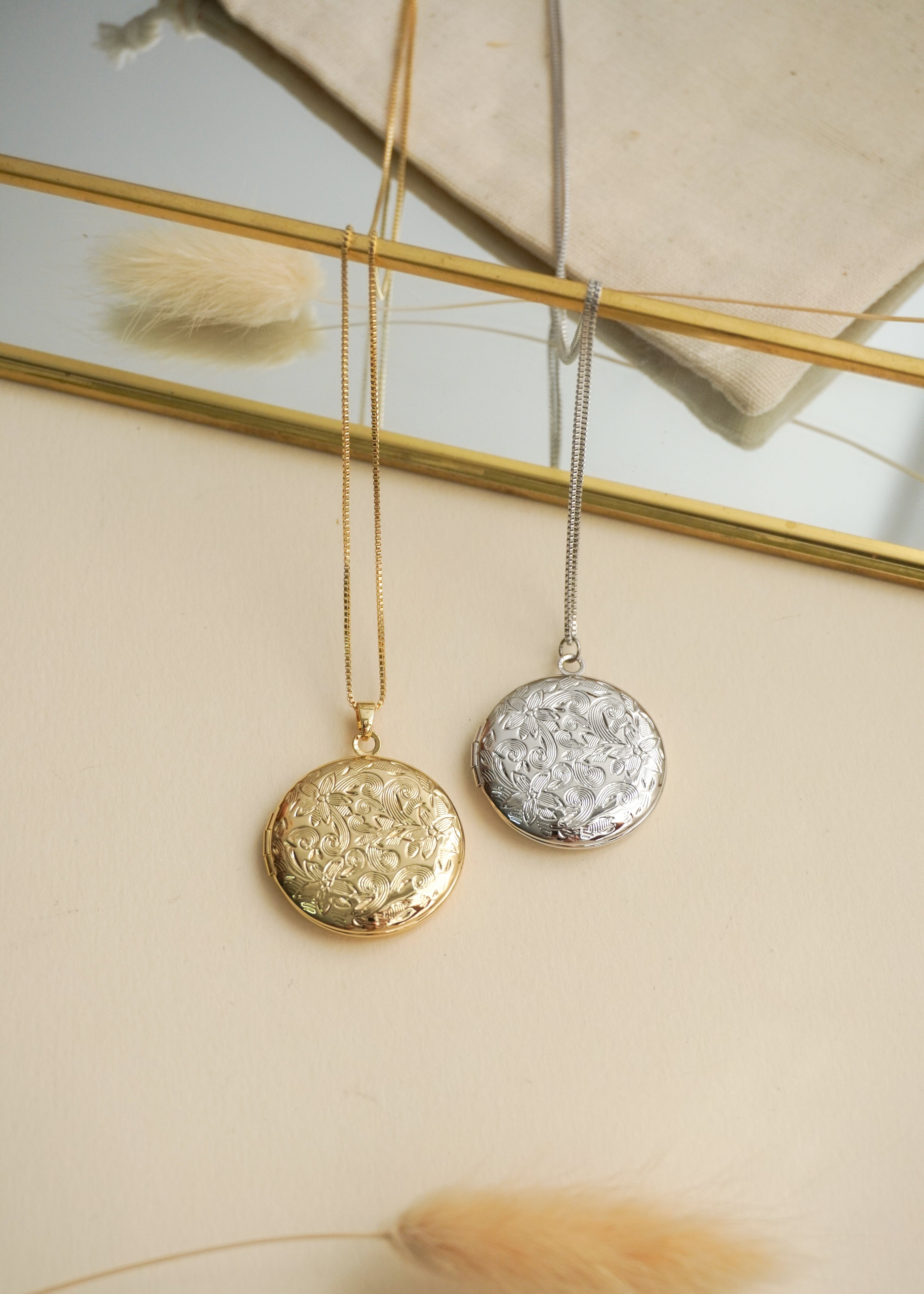 Relicário de Foto Redondo com Flores