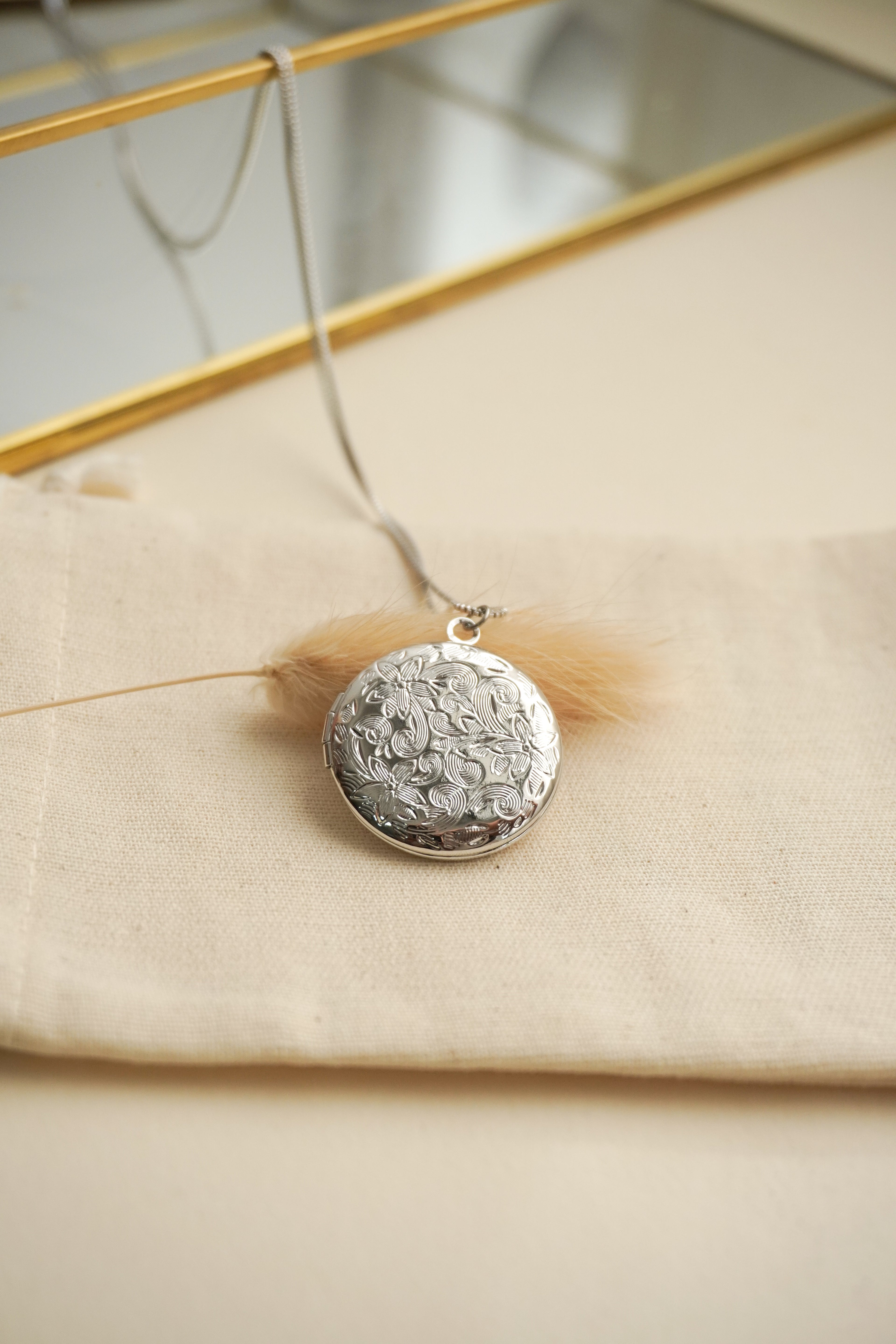 Relicário de Foto Redondo com Flores