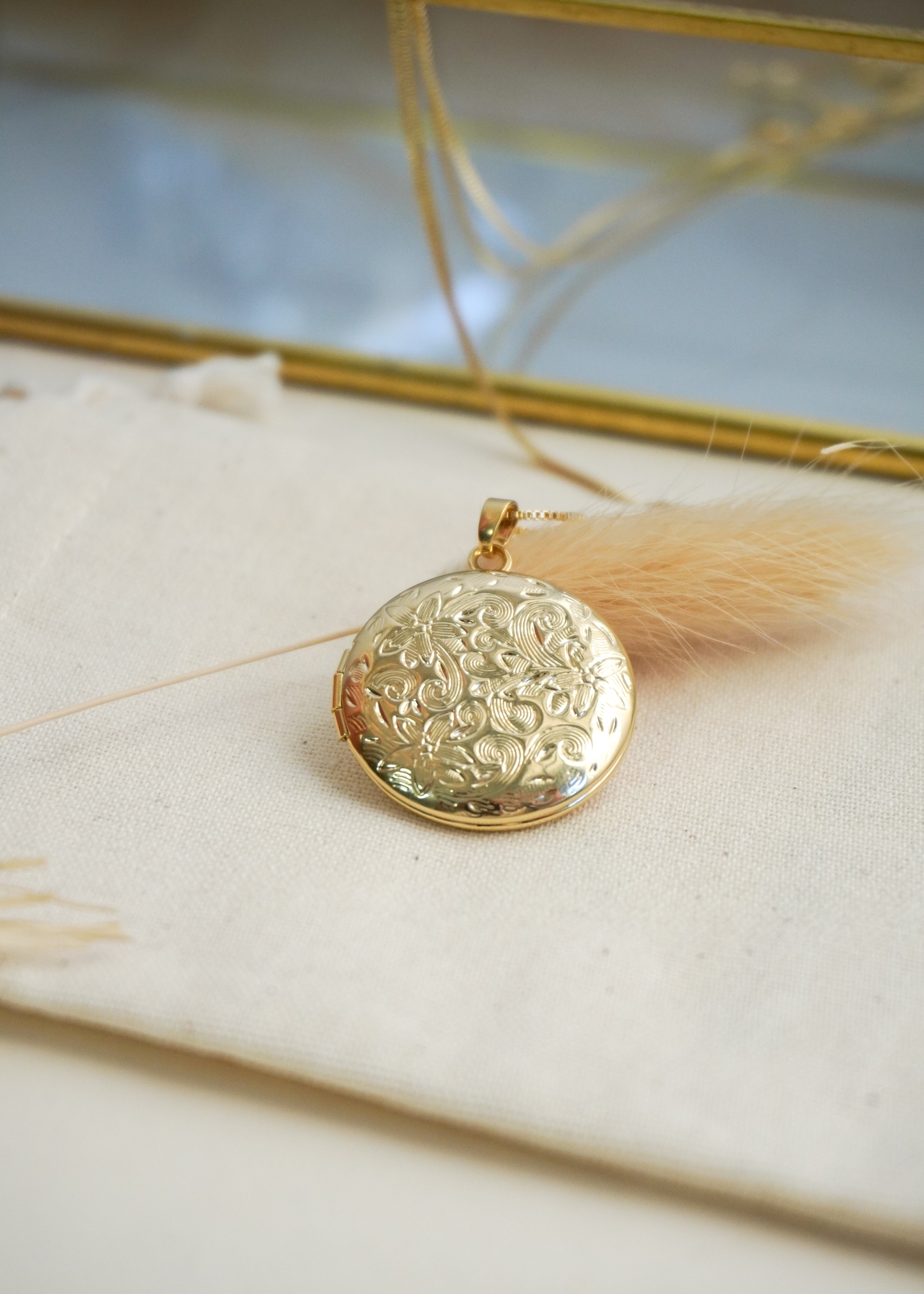 Relicário de Foto Redondo com Flores