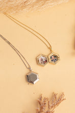 Carregar imagem no visualizador da galeria, Relicário de Foto Hexagonal
