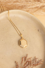Carregar imagem no visualizador da galeria, Relicário de Foto Hexagonal
