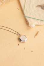 Carregar imagem no visualizador da galeria, Relicário de Foto Hexagonal
