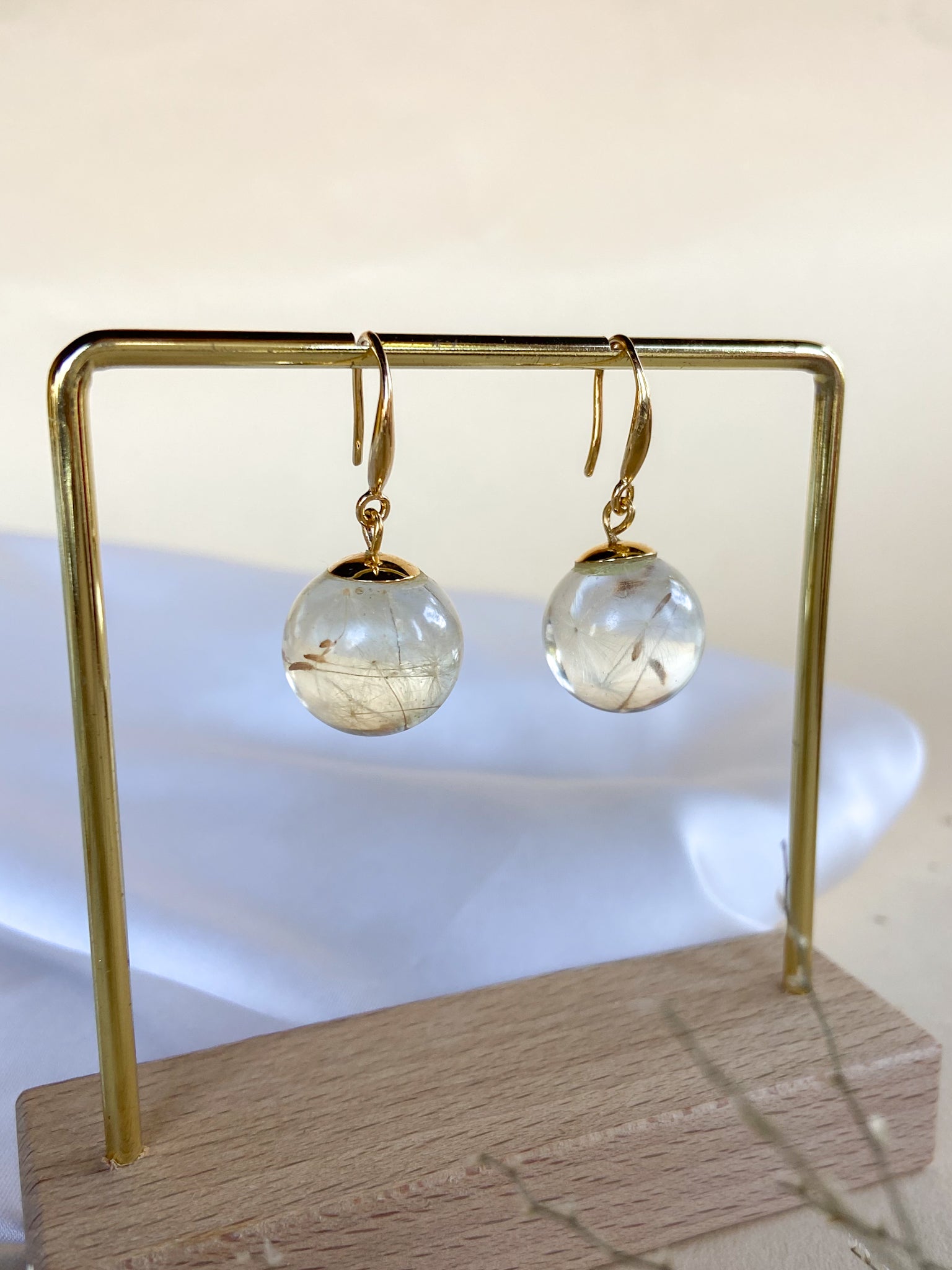 Brinco Esfera Dente-de-leão Dourado - Bazar