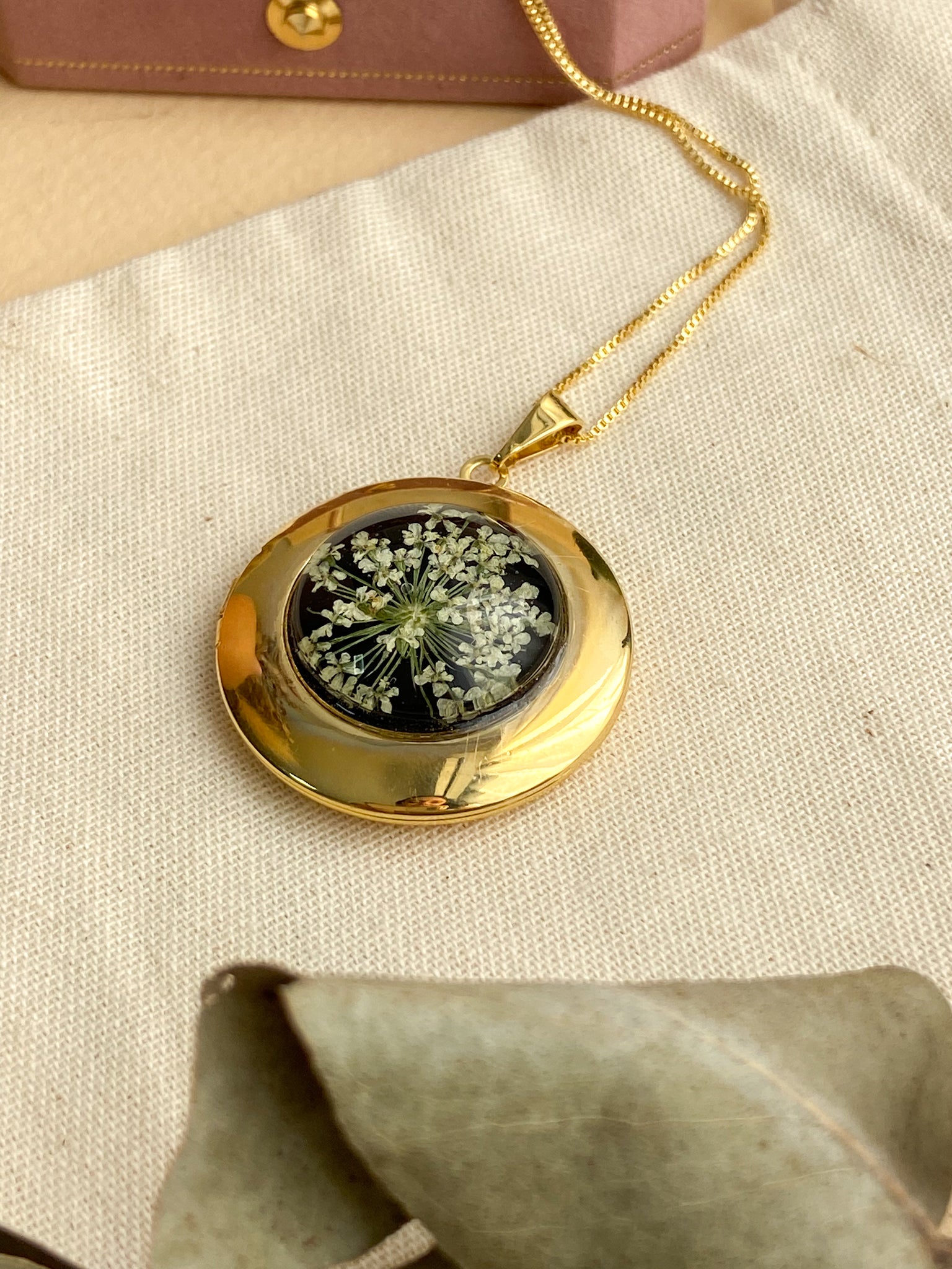 Relicário de foto Flor de Cenoura Branca  2 - Bazar