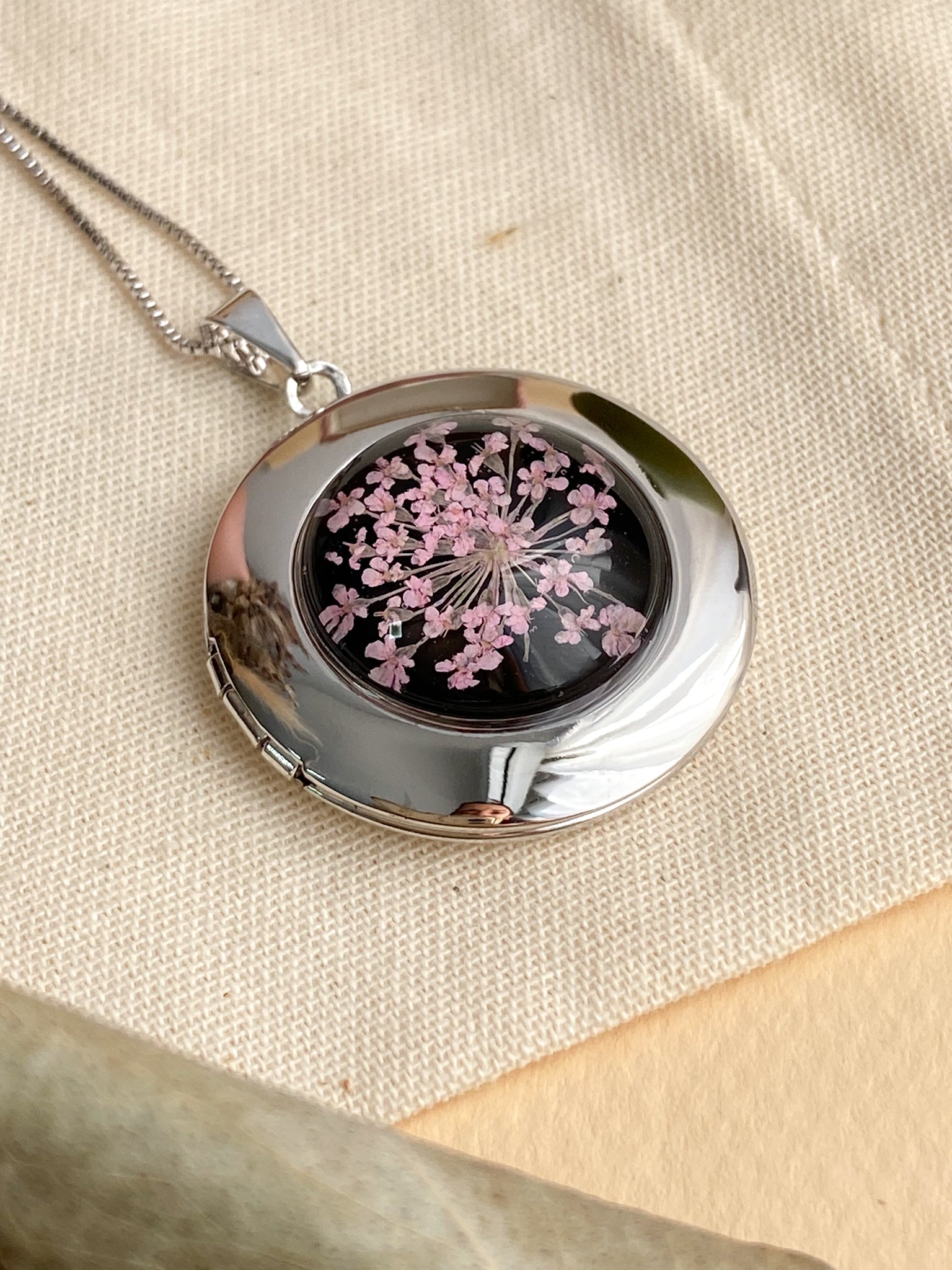 Relicário de foto Flor de Cenoura Rosa - Bazar