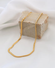 Carregar imagem no visualizador da galeria, Colar Jade (banho ouro 18k)
